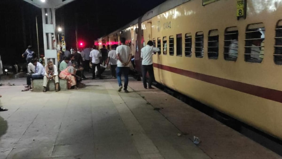 Central Railway’s Kasara block leaves commuters stranded in searing heat