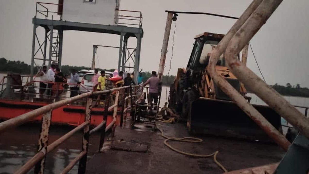 Chilika Lake Ferry Stuck in Mud During Kalbaisakhi Storm
