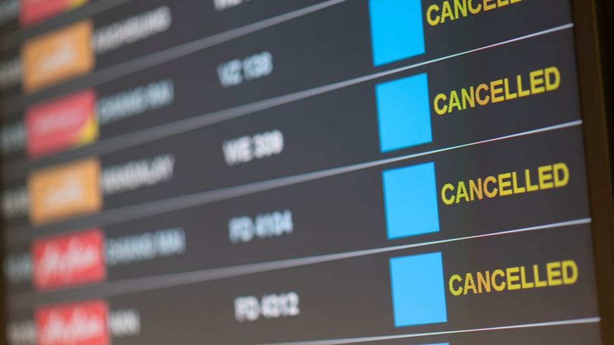Delta axes hundreds of flights, stranding travelers nationwide