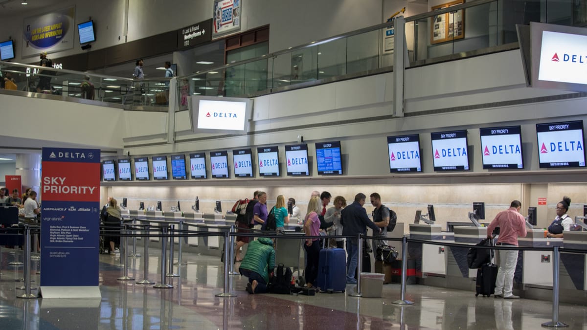 Delta Warns Easter Travelers at Atlanta and Detroit Hubs