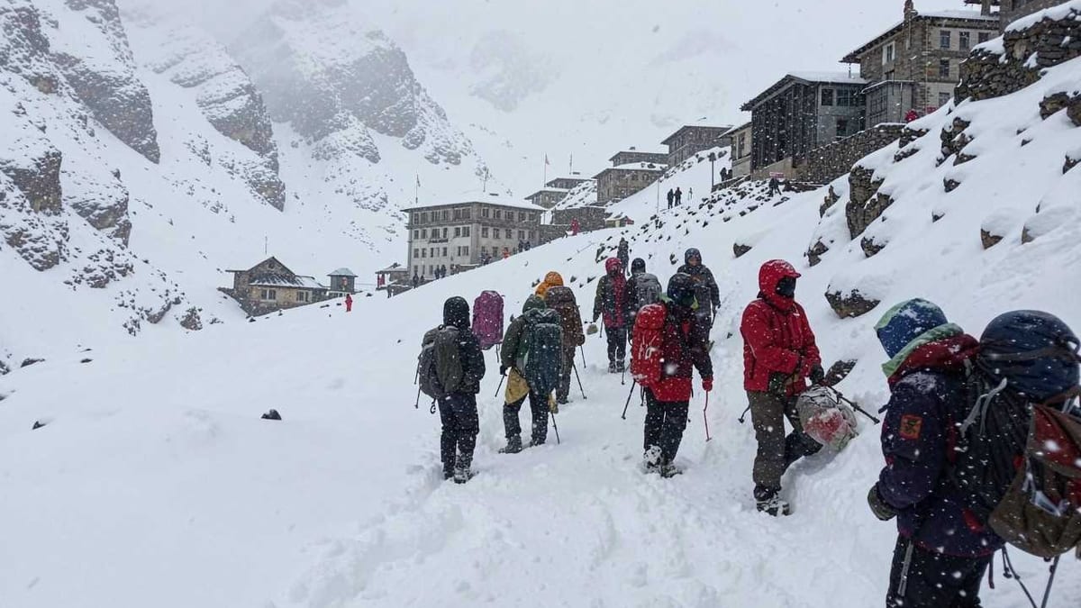 Extreme Snow in Eastern Nepal Himalaya Triggers Global Travel Alerts