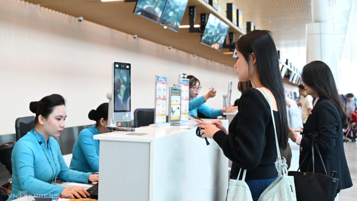 Flight Uncertainty Stirs Anxiety Among Vietnam-Bound Travelers