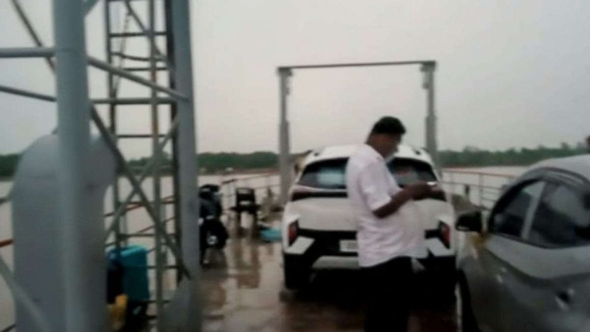 Floating bridge vessel with 30 tourists stranded on Chilika Lake