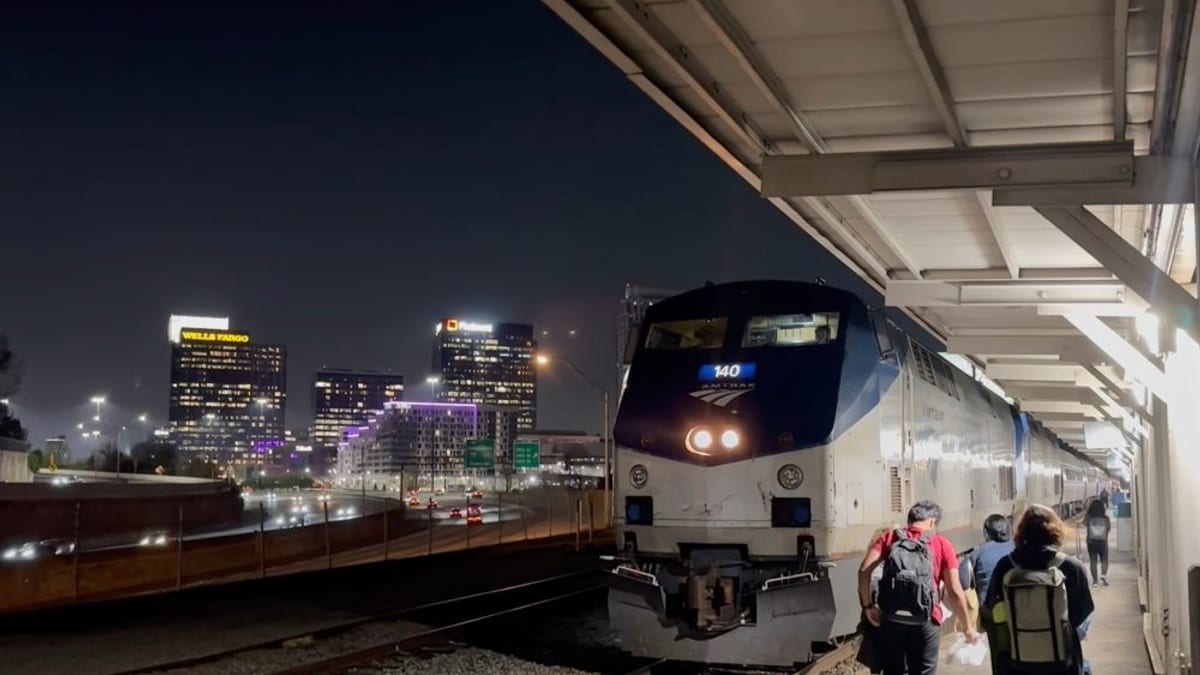 Government Shutdown Pushes U.S. Travelers From Air to Rail