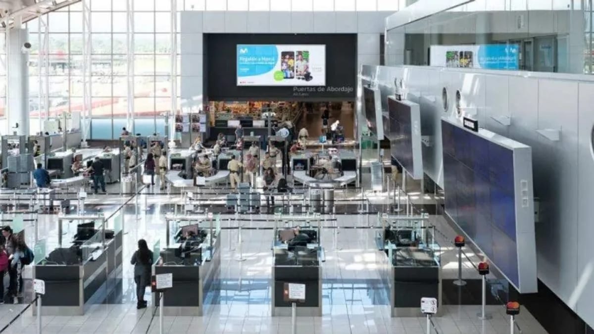 Holy Week Crowds Bring Long Lines to San José Airport