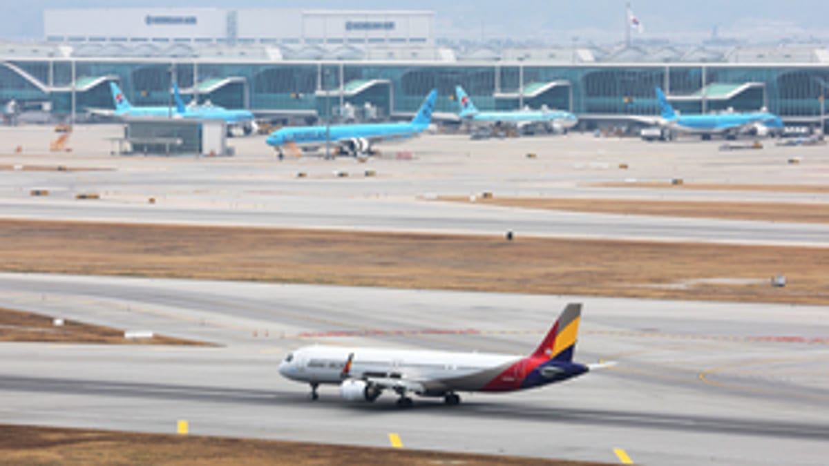 Korean Travelers Stranded as Mideast Turmoil Cuts Air Links