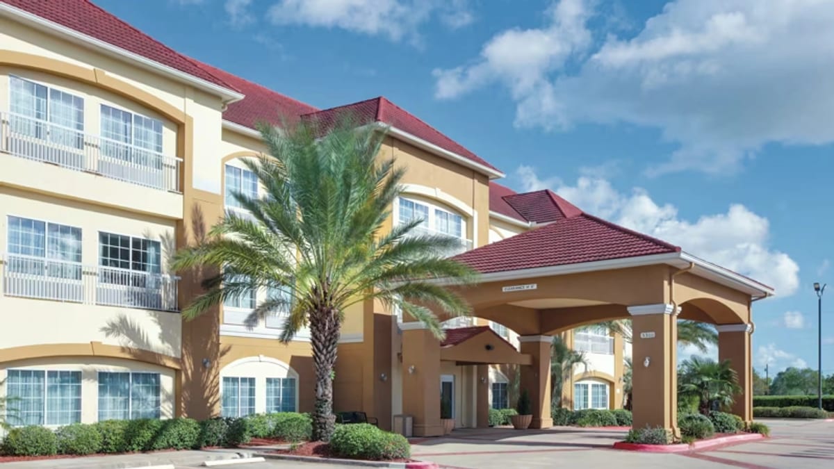 La Quinta Inn & Suites Bay City, TX Changes Hands in 2025 Sale
