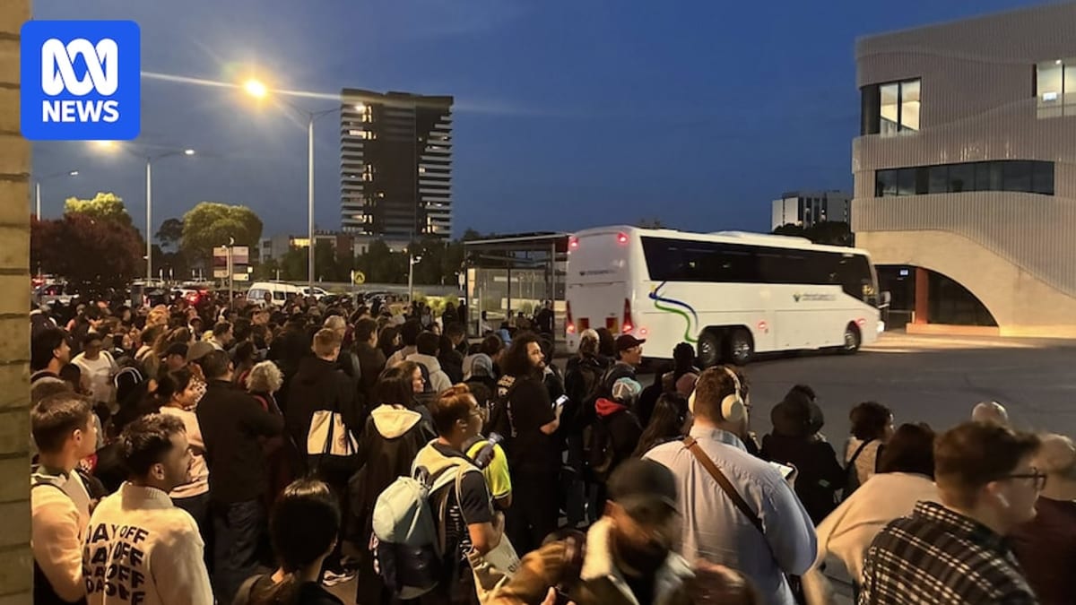 Melbourne rush-hour rail chaos strands hundreds of commuters