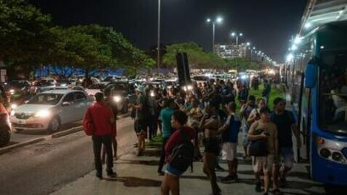 Passengers Stranded as Militias Torch 35 Buses in Rio de Janeiro