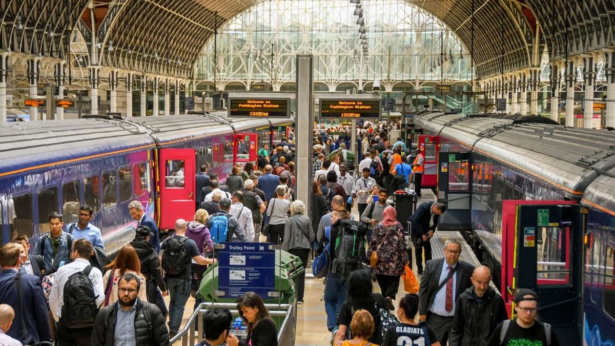 Radio Fault Triggers Widespread Rail Disruption Across UK South