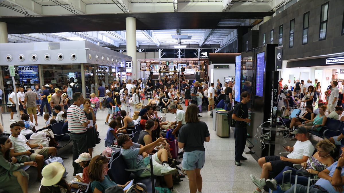 Thousands stranded as flight chaos sweeps across Europe