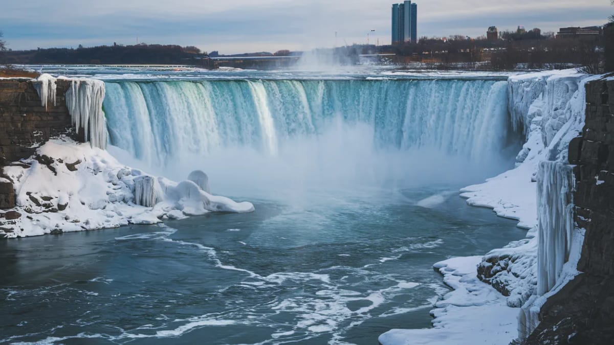 Trump Tariffs Trigger Canadian Tourism Crash at Niagara